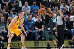 -火箭连胜终结，绿军逆转胜出