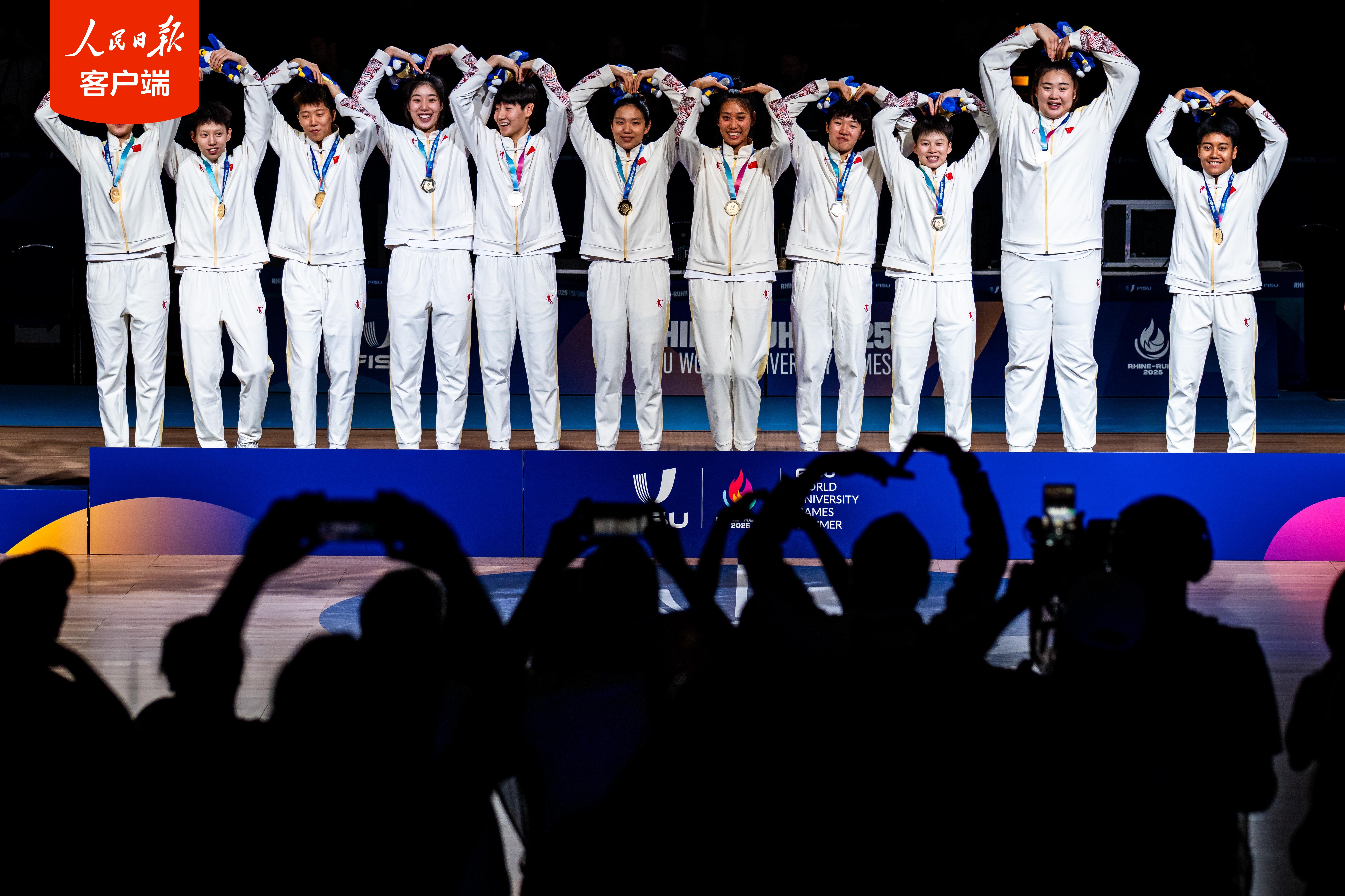 美国队与中国队在比赛中激烈碰撞