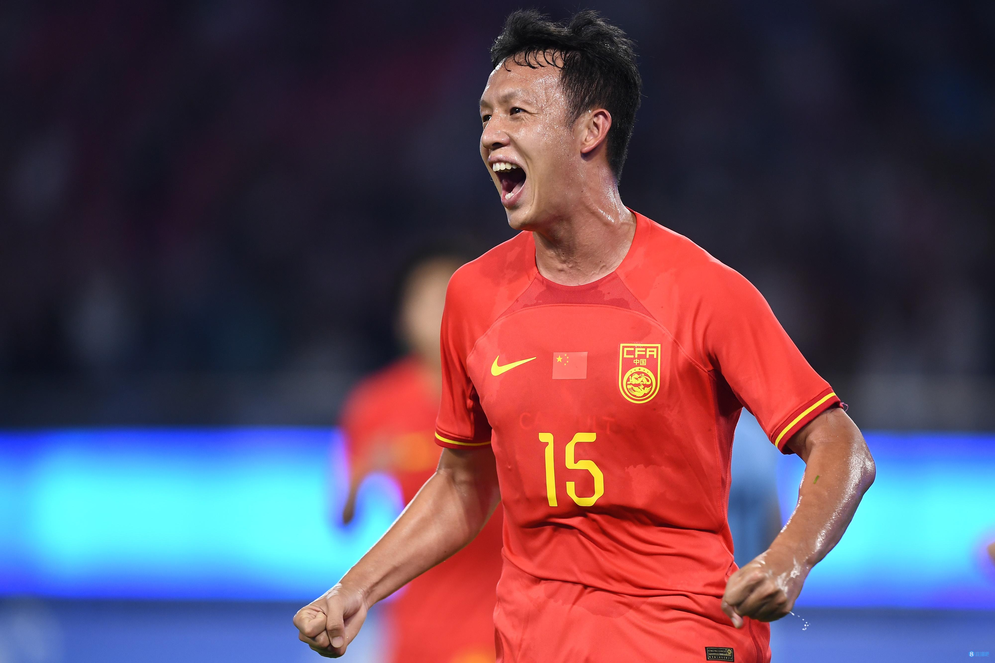 国内足球比赛中球员表现出众 国内足球比赛中球员表现出众