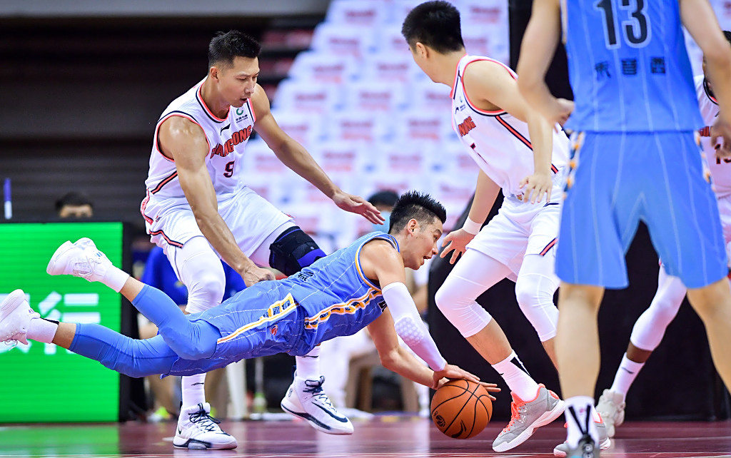 球队之间的激烈角逐，决胜关键时刻创造历史