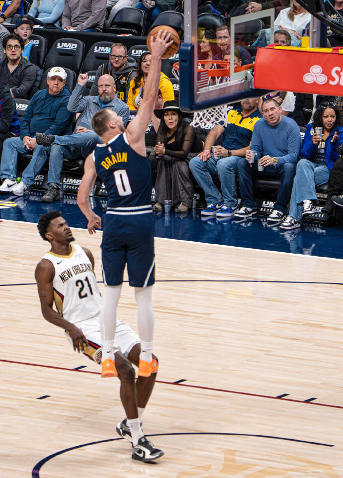 关于凯尔特人轻取鹈鹕，拉文带队取胜的信息