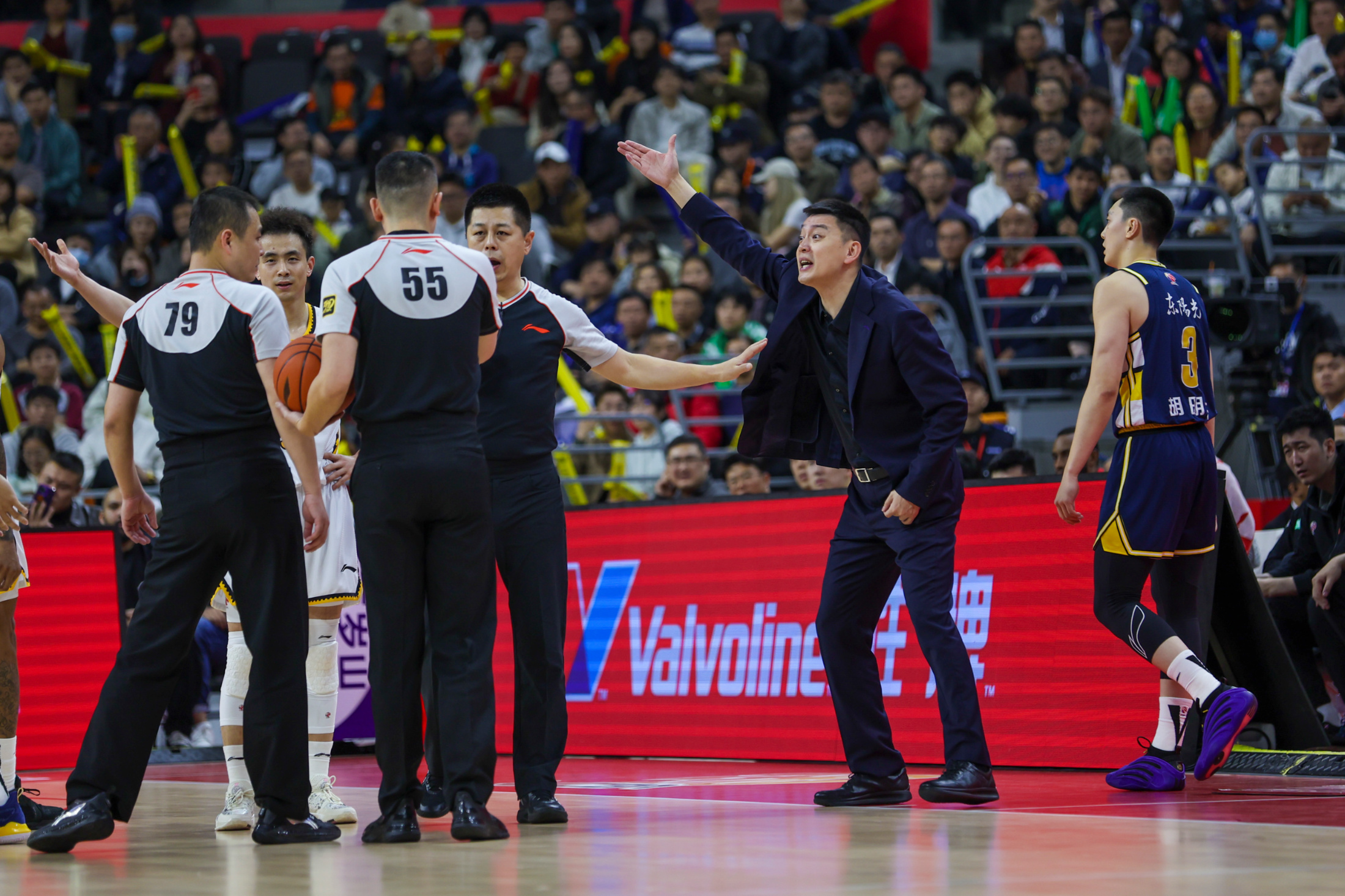 吉林队完胜深圳队,王哲林扛起全队 吉林队完胜深圳队,王哲林扛起全队