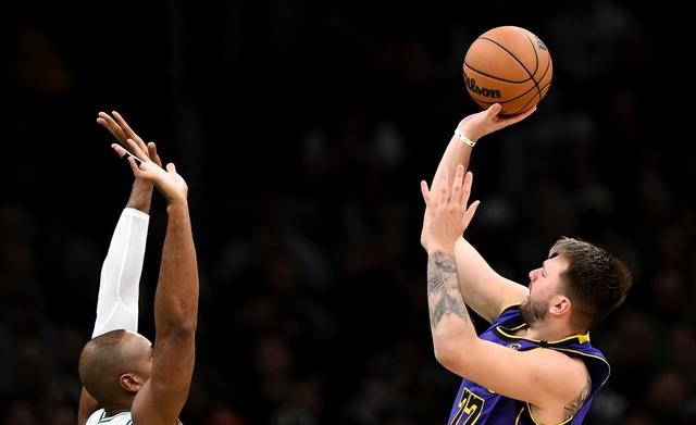 湖人碾压深圳队，塔图姆点燃赛场